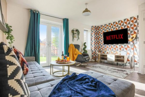 Broughton House with Free Parking, Garden, Arcade Machine and Smart TVs with Netflix by Yoko Property